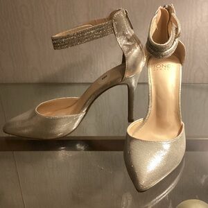 Jones New York Metallic Silver Heels with Ankle strap  SZ 8. $25.
